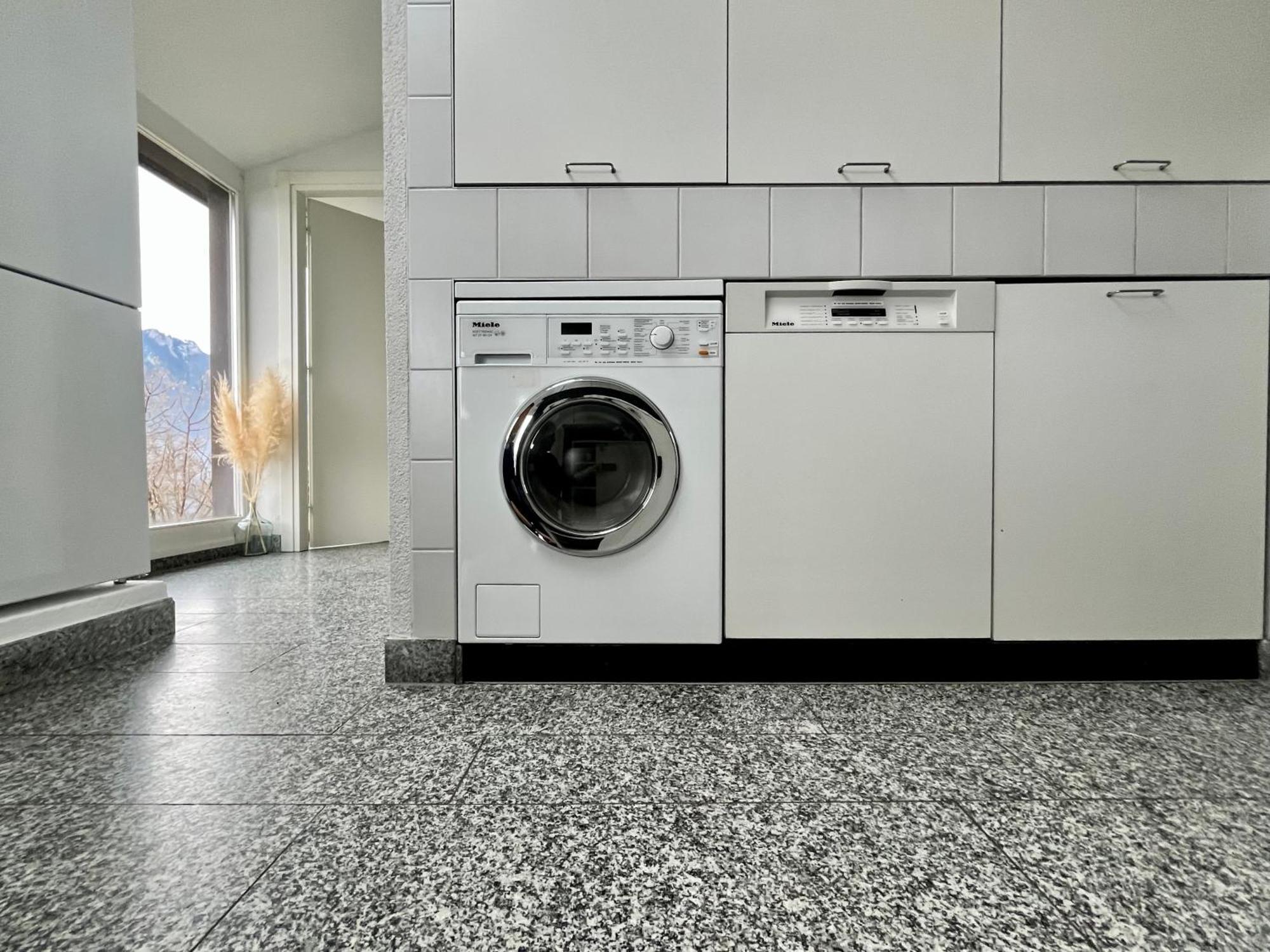 Wohnung Mit Grossartiger Seesicht Und Balkon Spiez Exterior foto